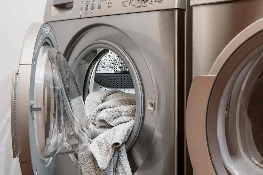 Comment utiliser du bicarbonate de soude pour nettoyer une machine à laver ?